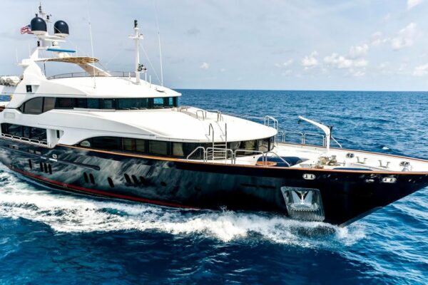 10,5 milioane USD Superyacht Tur: 2005 Benetti 145 Vision