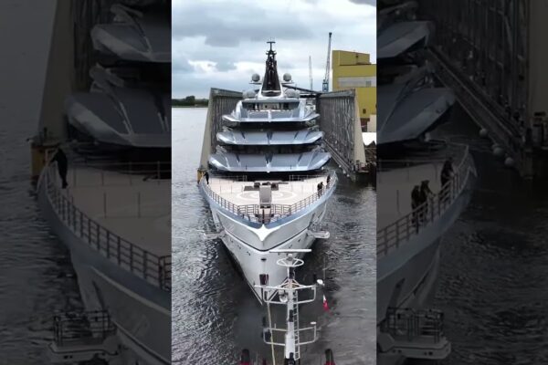 134m Lürssen Superyacht Deep Blue a lansat