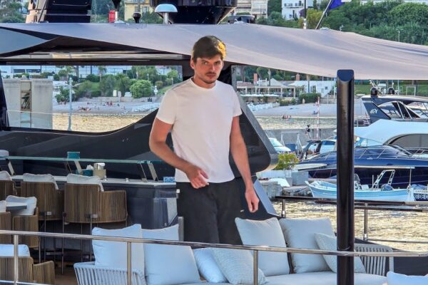 Max Verstappen, bucurându -se de noul său iaht de 15 milioane de euro, dezlănțuie leul cu familia sa astăzi la Monaco !!
