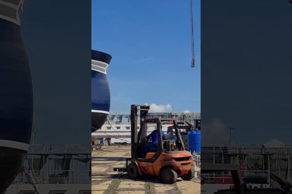 Remorcarea unei nave #shorts #ships #romania #shipyard #heavyduty