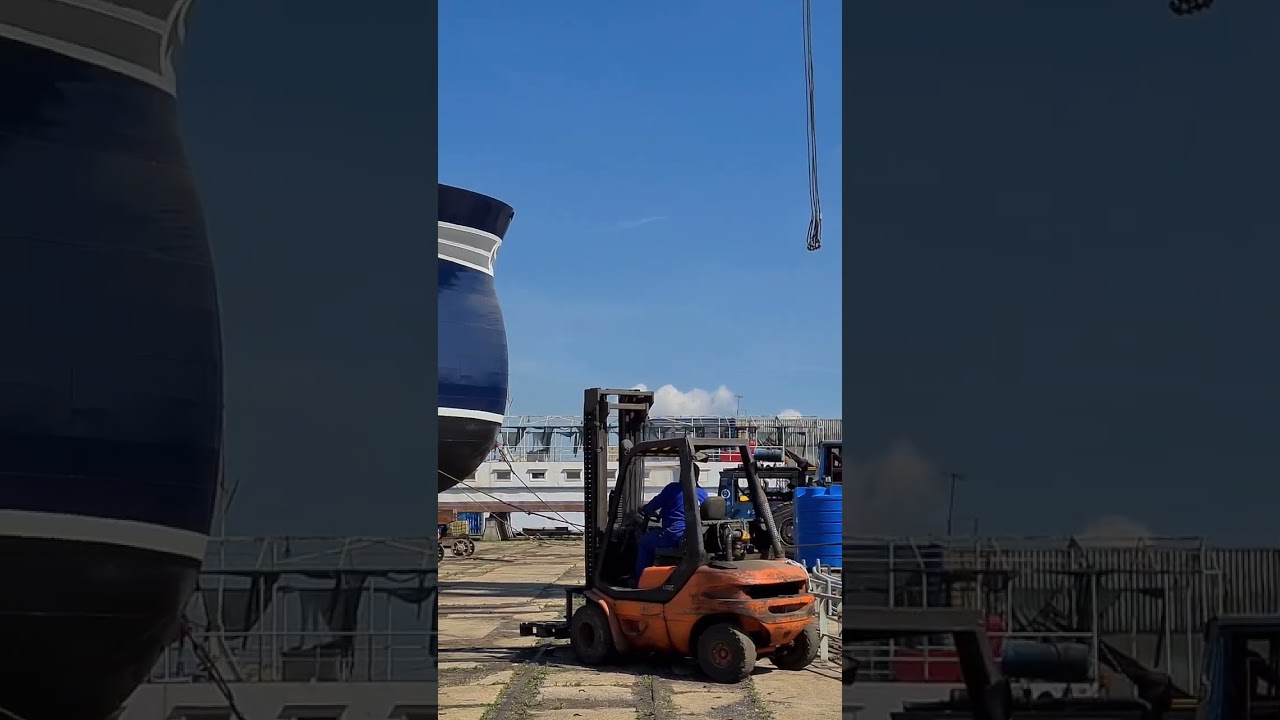 Remorcarea unei nave #shorts #ships #romania #shipyard #heavyduty