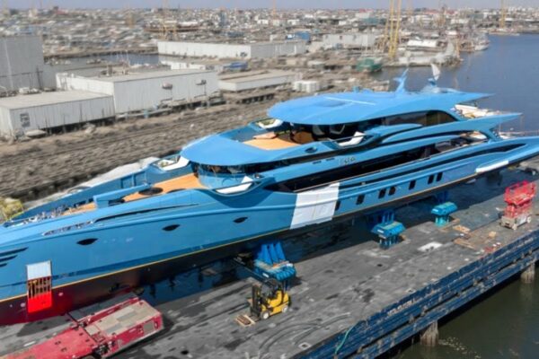 Fabrica de superyacht unde sunt realizate iahturile nebune