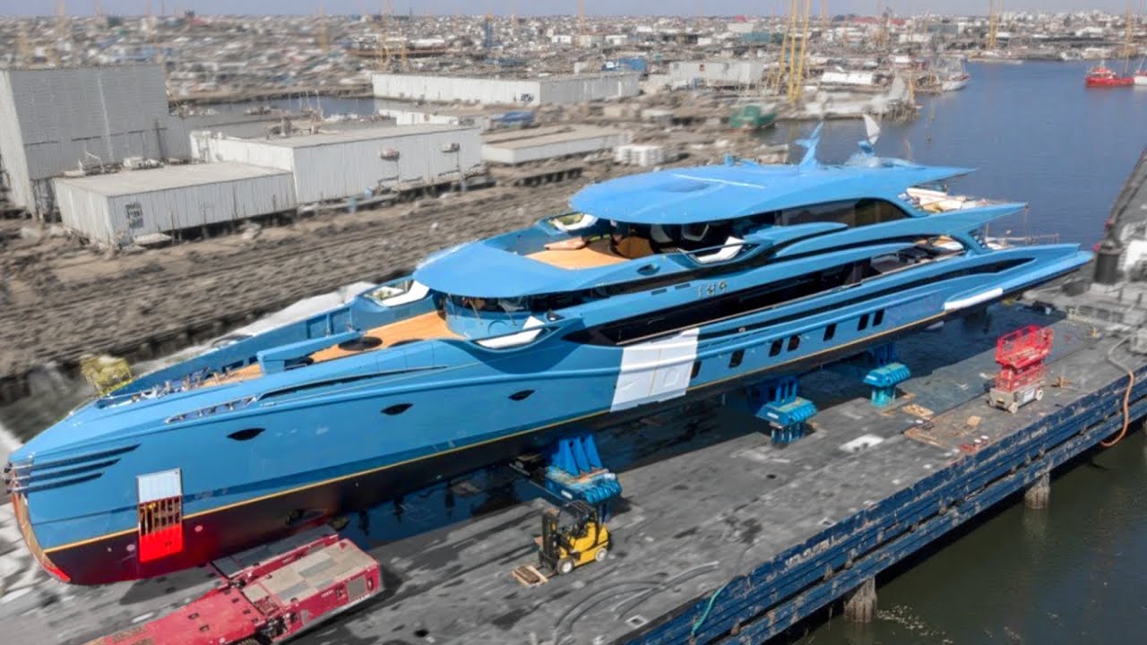 Fabrica de superyacht unde sunt realizate iahturile nebune