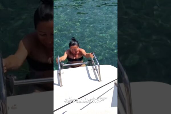Rupa Fericită Mod de vacanță Catamaran Navigând înotul în Marea Egee în Grecia Tiktok Viral