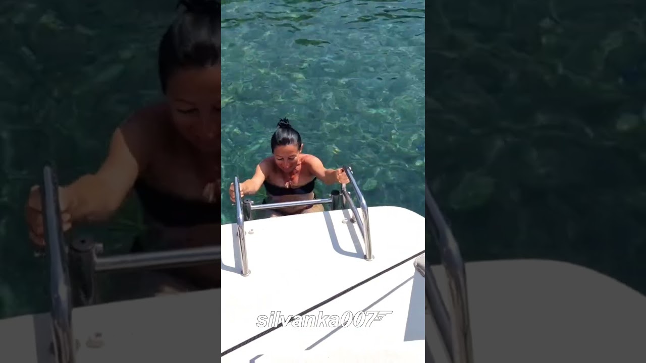Rupa Fericită Mod de vacanță Catamaran Navigând înotul în Marea Egee în Grecia Tiktok Viral