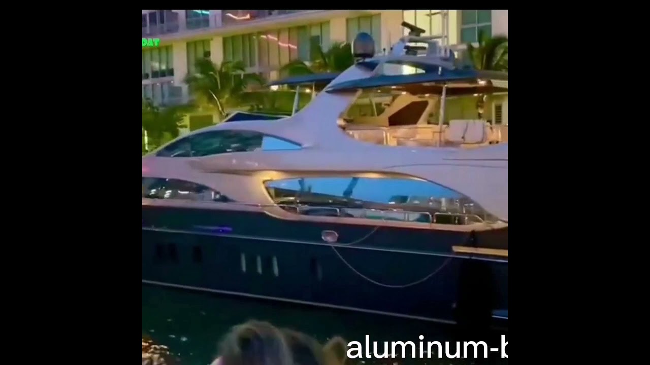 Blaca de lux Blingbling. Trezește -te treziți -vă băieți de petrecere!
