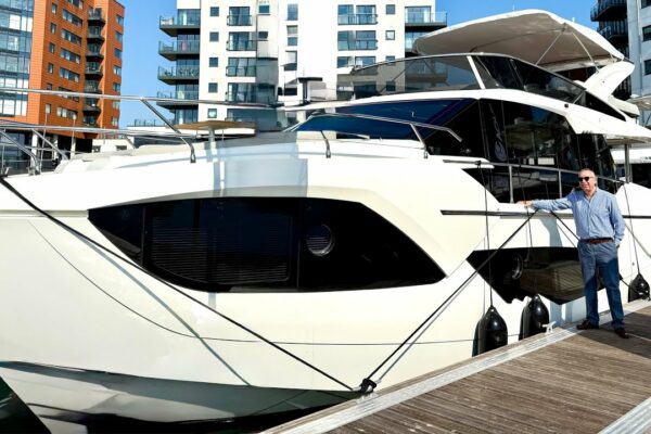 Tur de 1,2 milioane de lire sterline: Absolute 47 Fly