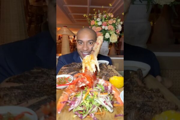 🛥️ Acest restaurant vă permite să vă parcați iahtul, apoi luați masa înăuntru! 🍽️