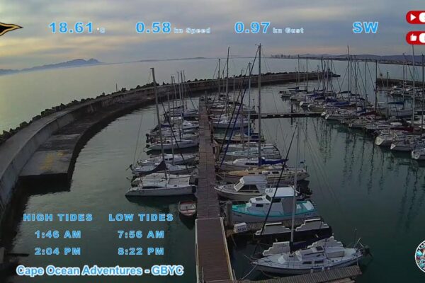 🌊 Urmăriți Gordon's Bay Yacht Club Live Webcam | Paradisul de coastă din Cape Town 🌴