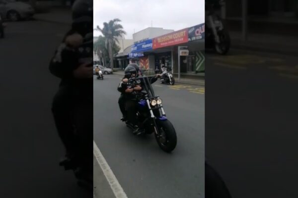 Rebelii, vânătorii de cap și Killler Beezs MC călărind prin Panmure #Auckland.