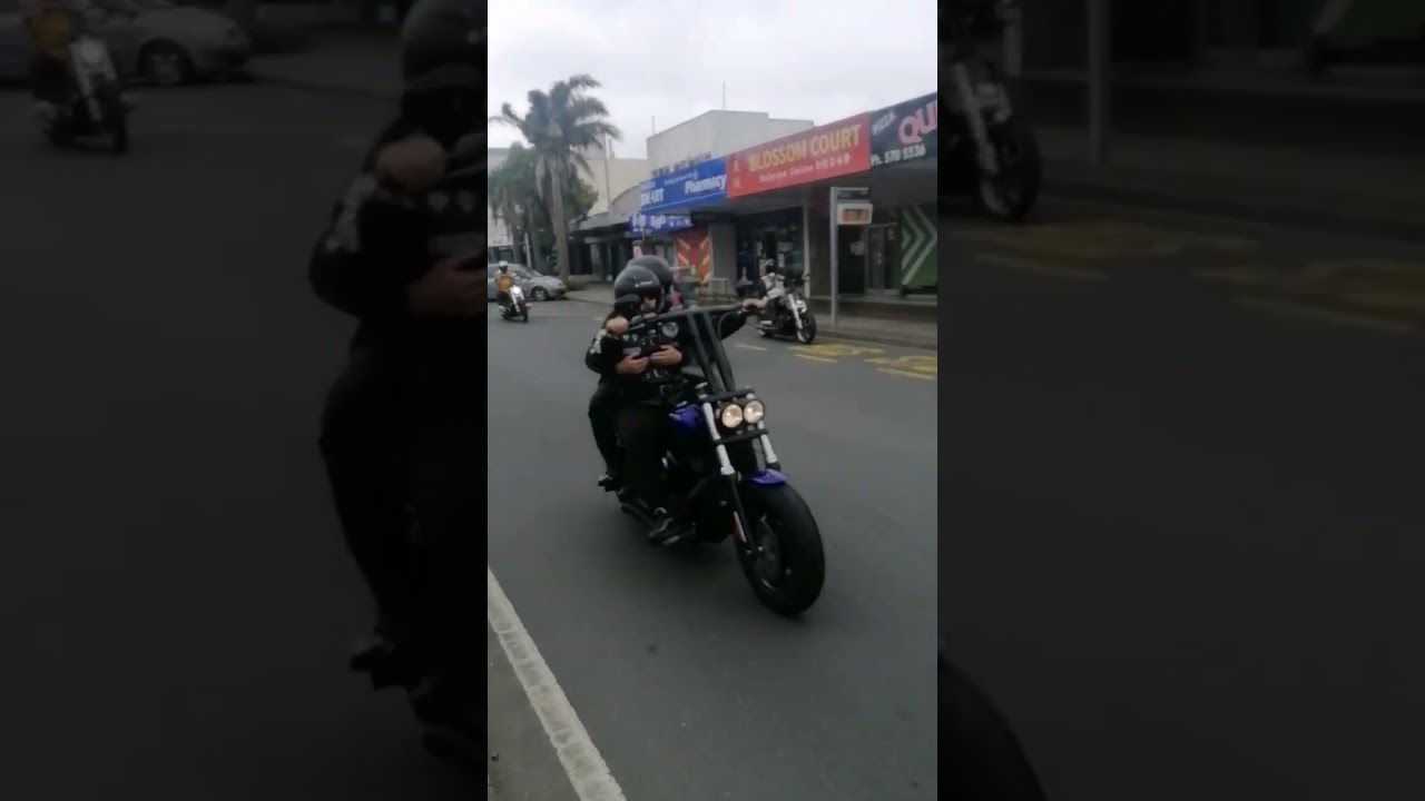 Rebelii, vânătorii de cap și Killler Beezs MC călărind prin Panmure #Auckland.