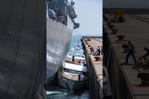 Nava militară a zdrobit un iaht împotriva digului - și nici nu a observat!