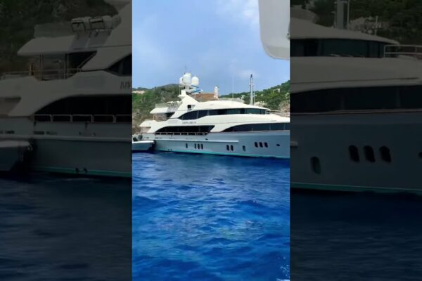 Apele ocupate în jurul Insulei Capri Italia! Un paradis de iahturi!