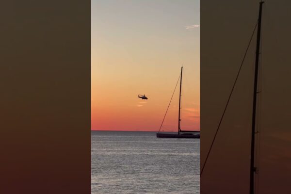 🚁 elicopterul decolează de la un mega iaht din Port Vauban, Antibes 🇫🇷