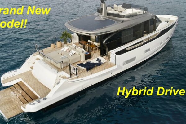 Tur de 3,5 milioane de €: Azimut Seadeck 7 Hybrid