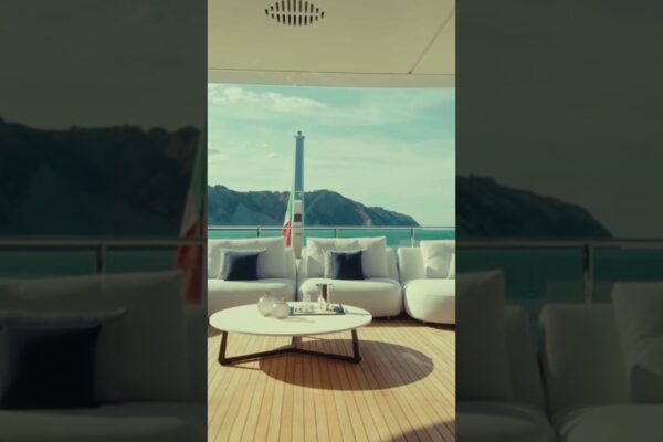 Super Yachts de lux - Custom Line 50, este o viziune a spațiului și a luminii - grupul Ferretti