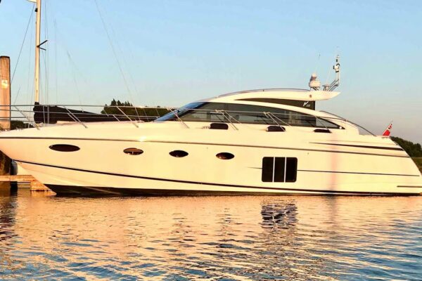 Tur de iaht de 500.000 GBP: Princess V52 2011