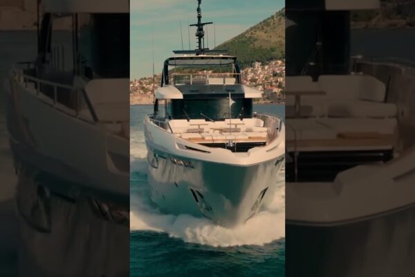 Super Yachts de lux - Custom Line Navetta 38, senzația de ușurință absolută - Ferretti Group