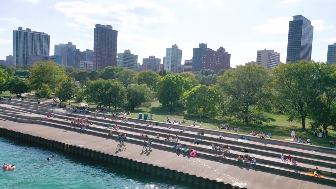 Clubul de iahturi din Chicago Port Plajă de beton Drone Lacul Michigan Înot, plimbare cu barca O zi frumoasă Bronzare