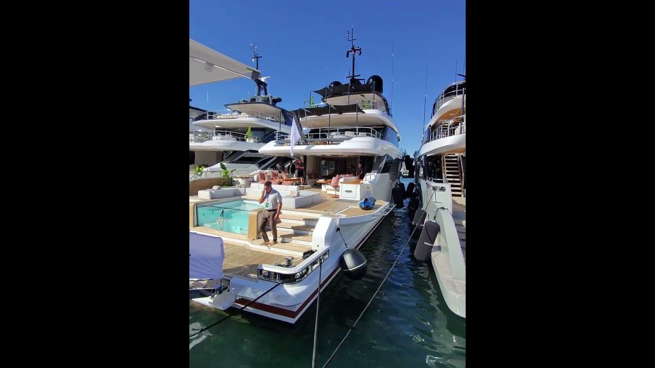 Benetti Oasis 34 de metri Lux Floating Oasis Beach Deck la Cannes Yacht Festival | YachtBuying101.com