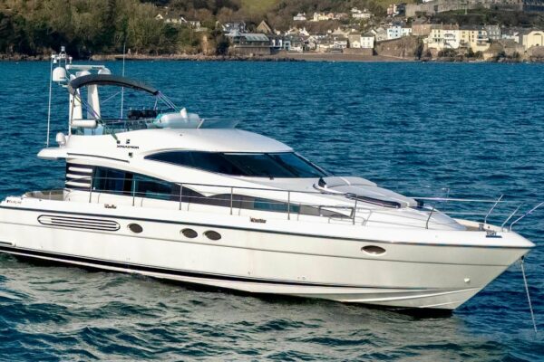Tur de iaht de 380.000 GBP: 2001 SETAG Fairline Squadron 52