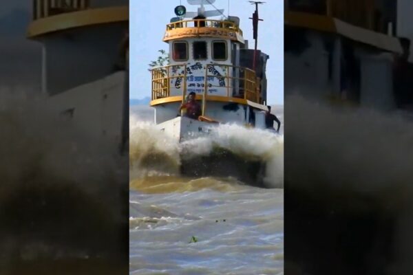 Remorcher în fața valurilor în turbulentul Meghna