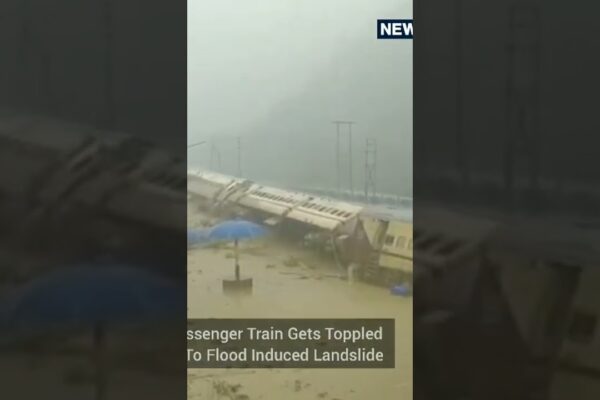 Inundațiile din Assam 2022 | Sinele de tren inundate | Trenul s-a răsturnat din cauza noroiului care țâșnește | Assam Flood #Short