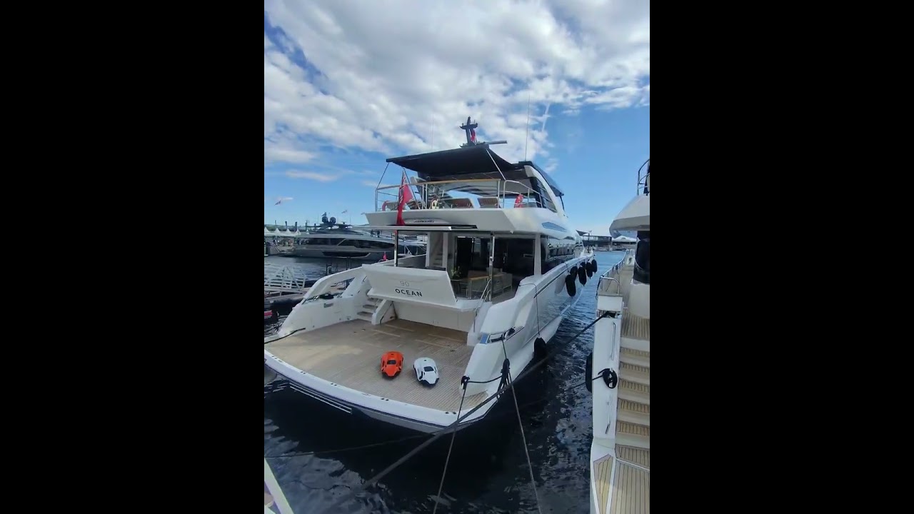 Sunseeker 90 Ocean & 95 Yacht - Iahturi Flybridge de lux la Salonul de la Monaco | YachtBuying101.com