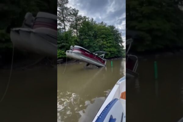 Pontoon Boat lovește piatra mare