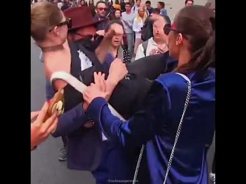 Fan o hărțuiește pe Gigi Hadid și pe sora ei Bella Hadid. Deci SICK... #short #subscribe