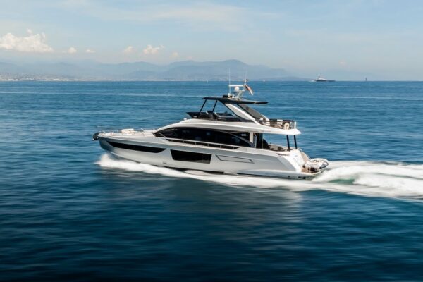 Vizitați un iaht de vis la 2.750.000 EUR: Azimut Fly 68