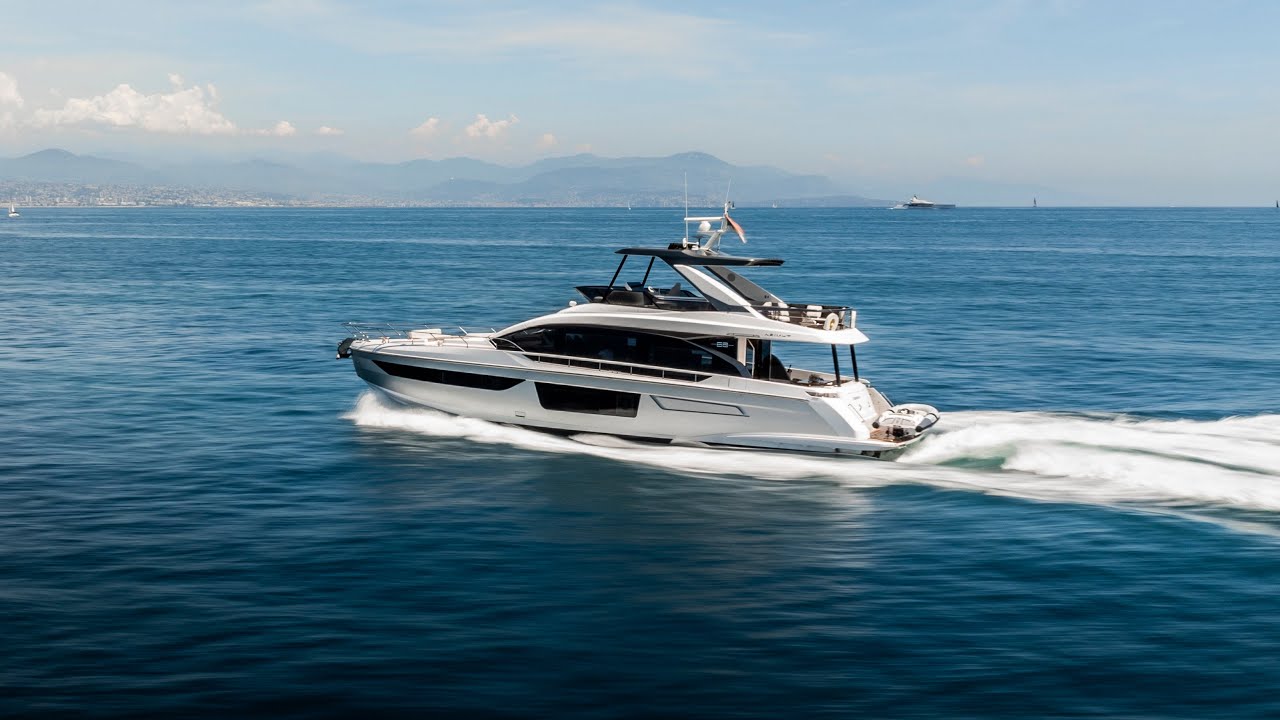 Vizitați un iaht de vis la 2.750.000 EUR: Azimut Fly 68