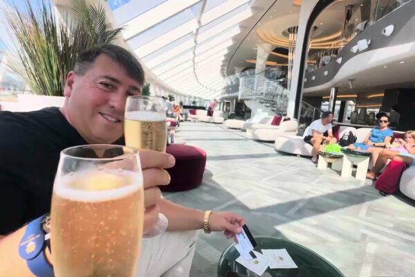 MSC WORLD EUROPA FAST CHECK IN YACHT CLUB DIN BARCELONA