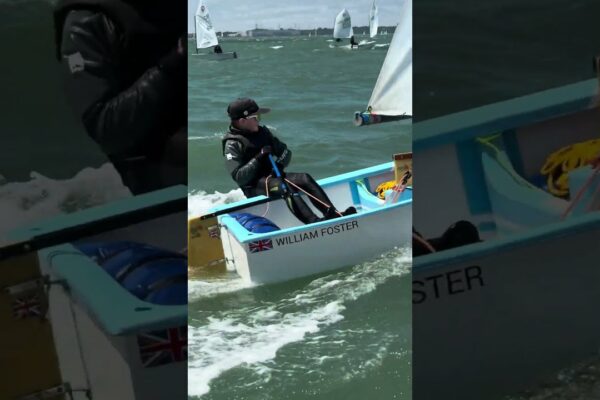 Optimist Sailing in 23 Knot Winds – Dinghis pentru tineret se alimentează înainte de cursă