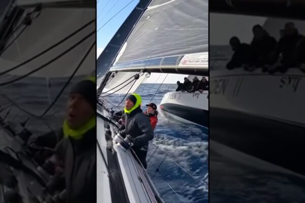 💥 Boom-ul iahtului aproape că lovește echipajul în timpul cursei! ⛵⚡ #barca cu pânze #oceanadventure