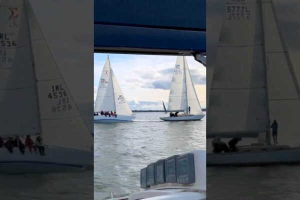 Confruntare epică cu barca cu pânze pe apă!