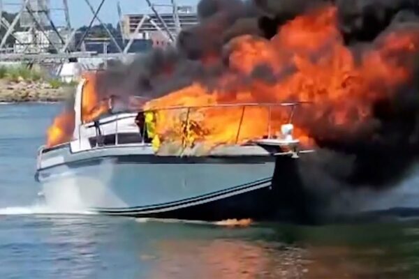 Angajat al clubului de iaht Mass. îi ajută pe oameni să scape de incendiul de barcă