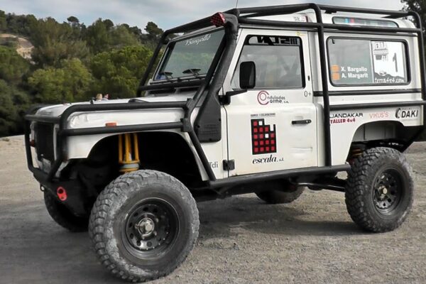 Land Rover Defender 2014 Off-Road [4x4 Climb & Rotations]