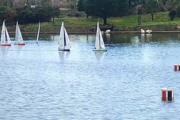 Eastbourne And District Model Yacht Club. Internă de un metru IOM Guy Fawkes Trophy Cursa 1. 2.11.2025