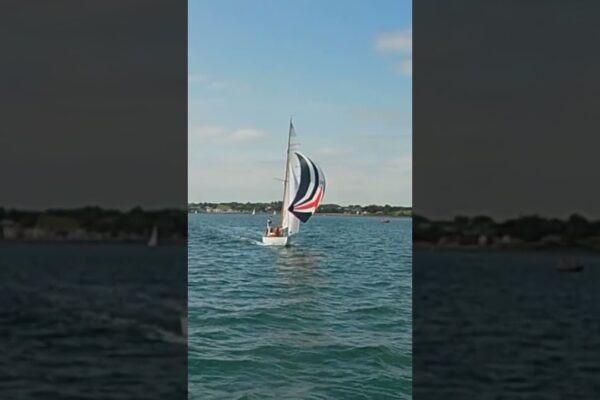 Când un pilot modern întâlnește un iaht clasic!