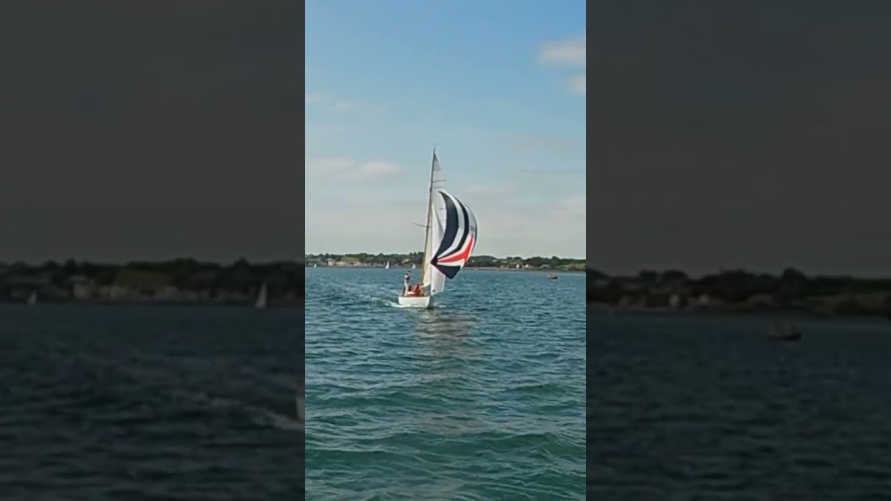 Când un pilot modern întâlnește un iaht clasic!