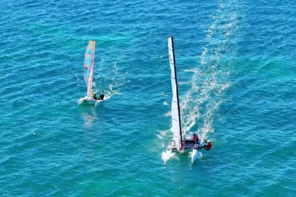 F18 CATAMARANELE ZBURĂ! 🚀 Imagini cu drone de curse WAXIT | Clubul de navigație Jervoise Bay