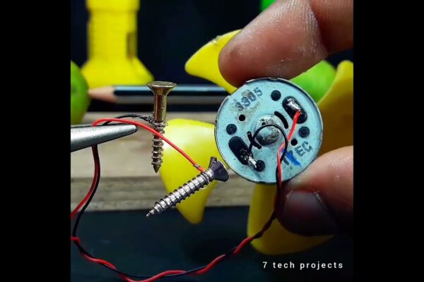 FĂRĂ ventilator cu motor de curent continuu cu baterie😃 proiect de experiment științific / proiect de ventilator cu motor de curent continuu de lămâie