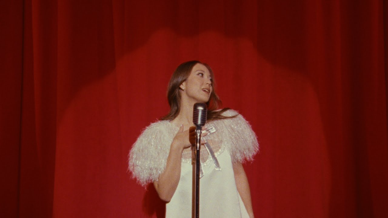 Laufey - Santa Baby (videoclip muzical oficial)