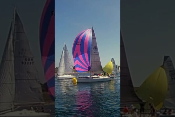 Poți ghici care barca cu pânze câștigă?