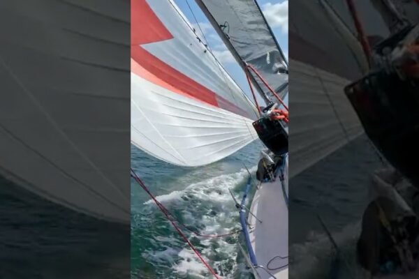 Sailor dezvăluie limita vitezei acestei bărci #ambarcațiune cu pânze #curse #extreme