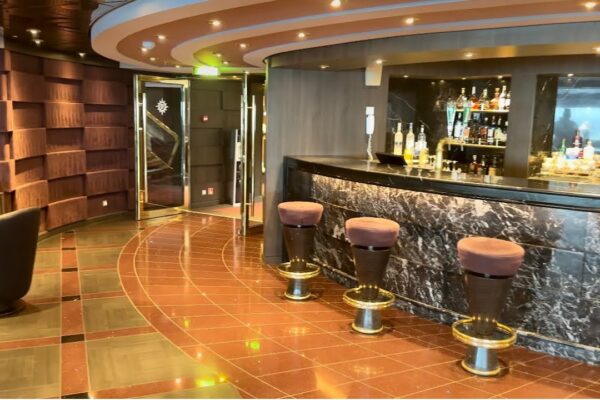 Magnificul tur al lounge-ului de top sail al clubului de iaht MSC Divina