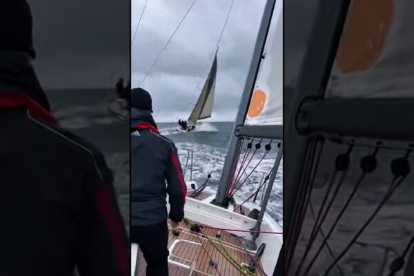 Iahtul GIANT depășește două bărci deodată! 😳🌊🔥 #sailinglife #oceanadventure #yachtracing