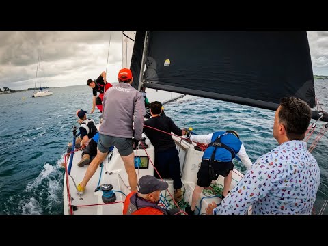 Cine va câștiga această cursă epică cu barca cu pânze?