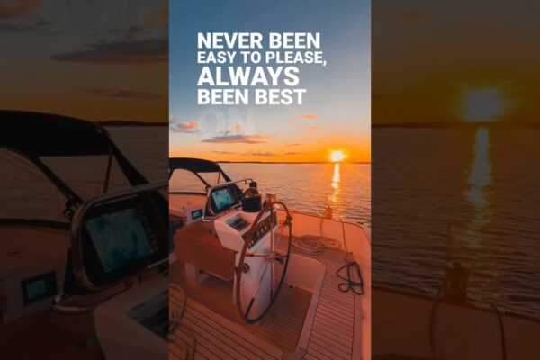 Răsărit singur pe barca cu vele #pantaloni scurți #barcă cu pânze #răsărit de soare #oceansunrise #călătorie #barcă cu vele #sailing